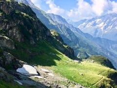 Die Natur ist halt schon der eindrücklichste Künstler. Ein Schneeherz liegt sanft eingebettet auf der Alp Düssi am Düssistock. Ein vergängliches Naturschauspiel, welches wohl in dieser Form nur schwer wieder so zu finden sein wird. Herzlichkeit, welche kommt und geht!! (Bild: Rolf Jauch-Gnos (Alp Düssi, 5. August 2018))
