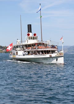 Raddampfer «Unterwalden» bei Hergiswil. Bei solch sommerlichen Temperaturen geniessen viele eine Schifffahrt auf dem Vierwaldstättersee. (Bild: Hergiswil, 11. August 2018))