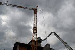 Der neben dem Haus stehende Baukran erhitzte sich durch das Feuer und musste durch Wasser gekühlt werden. (Bild: Lucien Rahm (Malters, 13. August 2018))