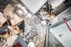 Plastiklöffel sind auf den Boden hinausgeschwemmt worden. (Bild: Andrea Stalder)