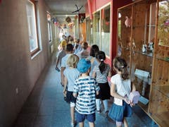 Auf dem Weg in die Znünipause folgt die Klasse der Lehrerin in Zweierkolonne.