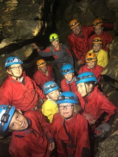 Die Teilnehmer des Ferienpasses Nidwalden haben eine Höhle erforscht. (Bild: Lyn Gyger)