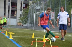 Technisch gekonnt geht's durch den Parcours im Fussball-Juniorenlager des SC Reiden/SC Zofingen in Sarnen. (Bild: Stephan Weber)