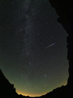 Perseide auf dem Weg vom Perseus zum Pegasus, gesehen auf der Widderalp (Bild: Andreas Ricklin)