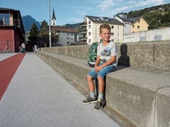 Vor der Schule wartet Timo beim Fussballplatz auf seine Klassenkameraden.