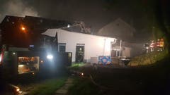 Das Dach musste teils aufgedeckt werden, um alle Glutnester zu löschen. (Bild: Beat Kälin/brk News)