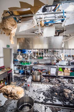Die Küche der Nuur Moschee in Bonau ist mitsamt Dach ist verwüstet. (Bild: Andrea Stalder)
