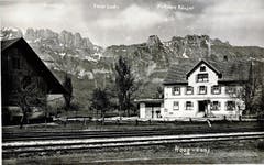 Das damalige Gasthaus zum Bahnhof mit Stallgebäude um das Jahr 1920.