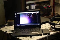Am Laptop sieht der Mitarbeiter, was es seine Kollegin gerade sieht, und kann so helfen, ohne selber vor Ort zu sein. (Bild: Carmen Epp, 13. August 2018)