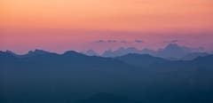 Kurz vor dem Sonnenaufgang werden durch die ersten Strahlen der Sonne die Berge erleuchtet. Aufgenommen vom Hohen Kasten aus. (Bild: Nicolas Giovanettoni)