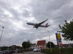 Bei Piste 28-Landungen düsen die Jets praktisch über einen Parkplatz. Das ist sehr aufregend. (Bild: Josef Müller (Kloten, 13. August 2018))
