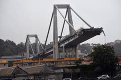 Das Viadukt überquert unter anderem Einkaufszentren, Fabriken, Wohnhäuser, Eisenbahnlinien und den Fluss Polcevera. (Bild: Keystone/Luca Zennaro, 14. August 2018)