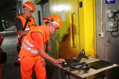 An einem Posten werden neuste Innovationen in Sachen Augmented Reality präsentiert: Ein Mitarbeiter kommuniziert mittels Laptop mit seiner Kollegin, die sich im Tunnel befindet. (Bild: Carmen Epp, 13. August 2018)