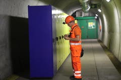 In so genannten Querschlägen zwischen den beiden Röhren werden elektrische Anlagen beherbergt und regelmässig begutachtet. (Bild: Carmen Epp, 13. August 2018)