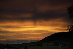 Der Himmel über Lommis brennt. (Bild: Thomas Segenreich)