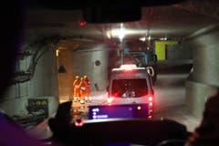 Mit Shuttle-Bussen gehts in den Zugangsstollen in Faido. (Bild: Carmen Epp, 13. August 2018)