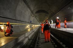 Den Gotthard-Basistunnel für einmal nicht aus dem Zug heraus bestaunen: Medienschaffende nutzen das Werkstattgespräch für einen speziellen Blick. (Bild: Carmen Epp, 13. August 2018).