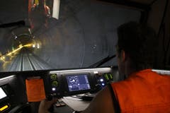 Der Fahrer steuert das Erhaltungsfahrzeug durch den Tunnel. (Bild: Carmen Epp, 13. August 2018)