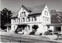 Das Gasthaus Bahnhof um 1965, ganz links ist die Brückenwaage sichtbar.