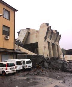 (Bild: Einsatzkräfte in Genua, 14. August 2018)
