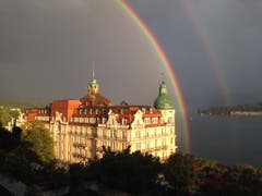 Doppelter Regenbogen über Hotel Palace. (Bild: Peter R. Bader (Luzern, 14. August 2018))