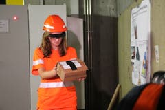 Die Mitarbeiterin erhält mittels einer Brille Hilfestellungen von ihrem Kollegen. (Bild: Carmen Epp, 13. August 2018)