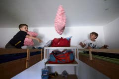 Gian Schöne (links) und Louis Zihlmann liefern sich eine Kissenschlacht. (Bild: Jakob Ineichen, 7. Juli 2018)