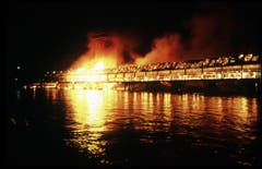 Die Kapellbrücke brannte lichterloh. (Archivbild LZ/Nique Nager)