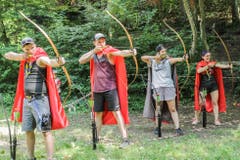 Die Ritter der Jubla Hohenrain-Kleinwangen üben sich fleissig im Bogenschiessen. (Lagerbild: Corina Rogger, Burg Rotberg, 8. Juli 2018)