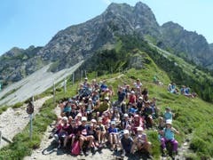 Schüler aus Giswil zwischen Alpoglerberg und Schafnase auf dem Weg zur Ribihütte. (Lagerbild, Mirjam von Rotz, Giswil, 8. Juli 2018)