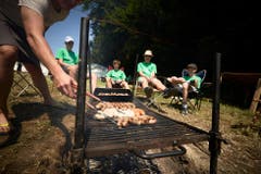 Die Jungwacht Sins im aargauischen Schmiedrued: Das Küchenteam bereitet das Mittagessen vor. (Bild: LZ-Fotograf Jakob Ineichen, 8. Juli 2018)