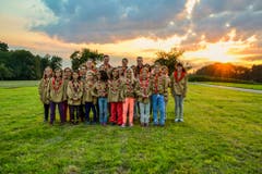 Die Pfadi Arth-Goldau geniesst den Sonnenuntergang in Neukirch. (Bild: Franca Zürrer, 9. Juli 2018)