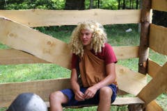Ein «Dorfbewohner» im Lager der Jungwacht Meggen sitzt im «Gefängnis». (Bild: Pascal Odermatt)