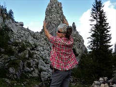 Ein bisschen Spass muss sein! Zugegeben, die Klettertechnik ist sicher noch etwas ausbaufähig. (Bild: Margrith Imhof-Röthlin (Gummenalp, 13. August 2018))