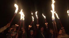 Zum Abschluss des ersten Lagertages ist die Schule Kriens auf einer Nachtwanderung gegangen. (Lagerbild: Sina Staubli, Scuol, 7. Juli 2017)