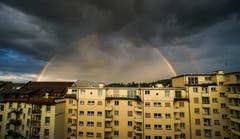 Regenbogen über der Stadt Luzern. Aufgenommen am frühen Abend nach dem Gewitter. (Bild: Manuela März (Luzern, 14. August 2018))