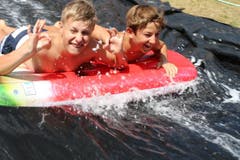 Die Jubla Hasle sucht in Sedrun Abkühlung auf der selbstgebastelten Wasserrutsche. (Bild: Luisa Böbner)