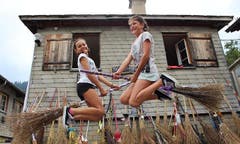 Die Hexen des Blaurings Altishofen auf ihren fliegenden Besen. (Bild: Instagram-Fotowettbewerb)