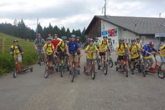 Pfarreilager Neuenkirch in Schüpfheim: Die Teilnehmer nehmen eine rasante Trottinett-Abfahrt nach Sörenberg in Angriff. (Bild: Jolanda Schaller)