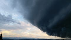 Eine eindrückliche Gewitterwolke bedroht den Säntis. (Bild: Bettina Ritzmann)