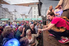 Susanne Hartmann prostet Festbesuchern von der Bühne aus zu. (Bild: Urs Bucher)