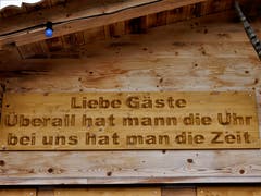Schön, dass man auf der Klewenalp so viel Wert auf Zeit legt, aber nicht nur «mann», nein auch Frau hat eine Uhr! Hoffentlich habe ich da nicht etwa das Wort «mann mit zwei nn» falsch verstanden. (Bild: Margrith Imhof-Röthlin (15. August 2018))