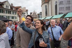 Ein Selfie zum Auftakt: Auf dem Gallusplatz versammelte sich das Publikum zahlreich zum Fassanstich. (Bild: Urs Bucher)