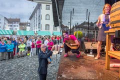 Prost! Der St. Galler Stadtpräsident Thomas Scheitlin stösst nach dem Fassanstich mit der Wiler Stadtpräsidentin Susanne Hartmann an. Rechts die St.Galler Stadträtin Sonja Lüthi. (Bild: Urs Bucher)