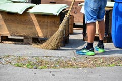 Das teilweise überflutete Festivalgelände wird gereinigt. (Bild Max Eichenberger)