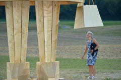 Blick unter den Holzrock: eine Besucherin schaut sich Burnina aus der Nähe an.