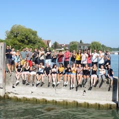 Das Leiterteam der Jubla Weggis gönnt sich eine Auszeit am Wasser.
