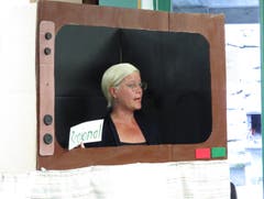 Tagesschau-Moderatorin Gudrun Bärkraut verkündet dem FC Dagmersellen in Appenzell die neusten Meldungen. (Bild: Nicole Frei)