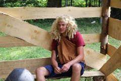 Ein «Dorfbewohner» im Lager der Jungwacht Meggen sitzt im «Gefängnis». (Bild: Pascal Odermatt)