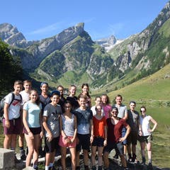 Die Ältesten der Jubla Weggis bei ihrer Wanderung auf der Meglisalp im Alpstein.